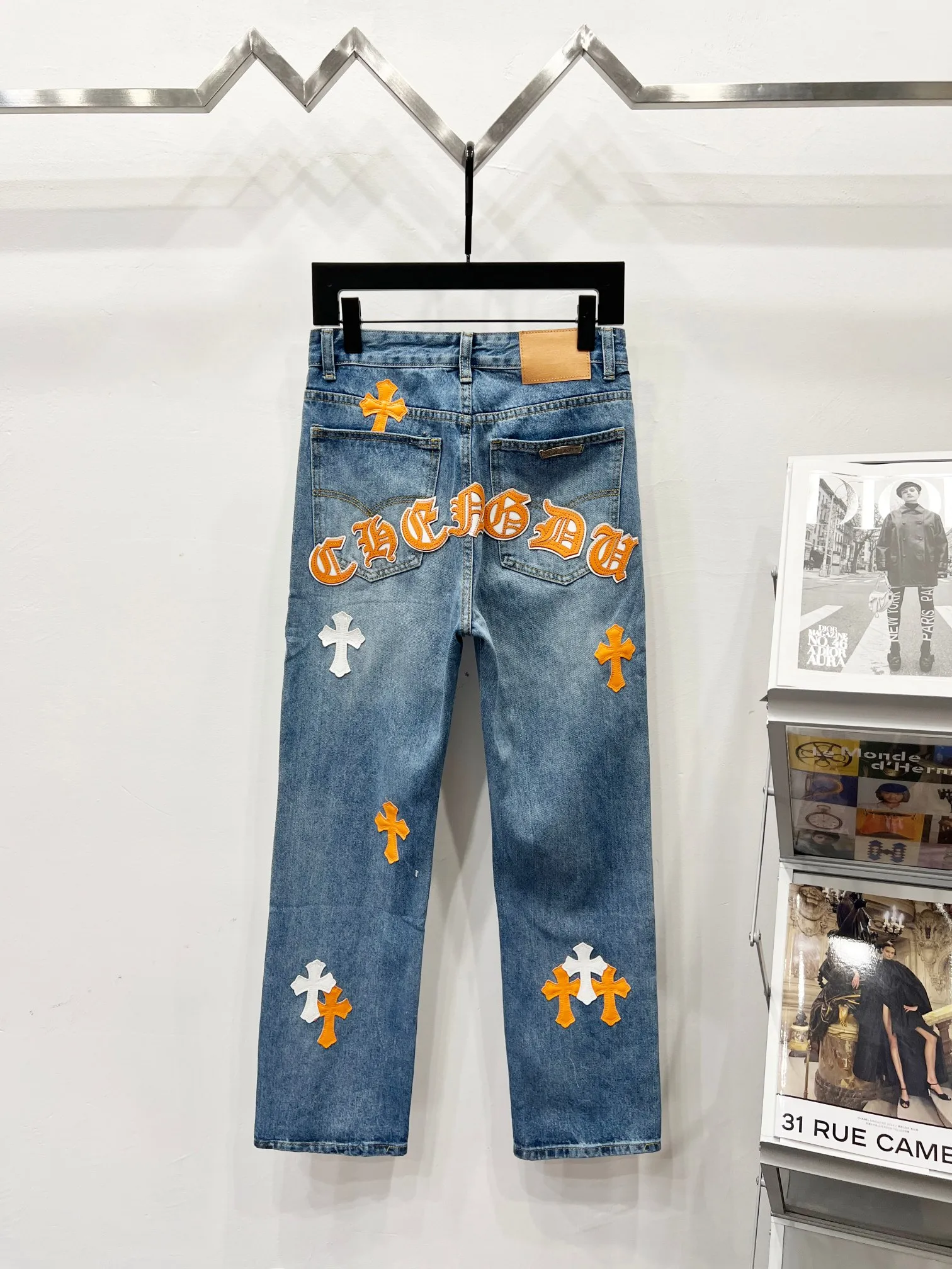 P260 Style No.: (K550) Chrome Hearts & CH city limited series Sanskrit cross patch leather jeans need to be washed and then disassembled and hand-stitched with sheepskin cross leather and then spliced ​​together to complete. The whole process is too complicated to explain. The texture can be seen in the hand, and it looks good. The styles with different washed textures are very friendly to people with thin legs and thick legs. The straight version is very flattering to the leg shape. The moderate length is timeless and can be matched easily and casually. It is the basic styling foundation for various styles and is a must-have in the wardrobe! The fabric is stiff but also makes the upper body soft without losing texture. The washing process is even more perfect. It is a must-have item for everyone! ! ! Washed wheat, hang tag, pants label, three labels are complete, the upper body effect is particularly stiff and stylish, super stylish, same style for men and women - Color: orange and orange Size: 28 30 32 34